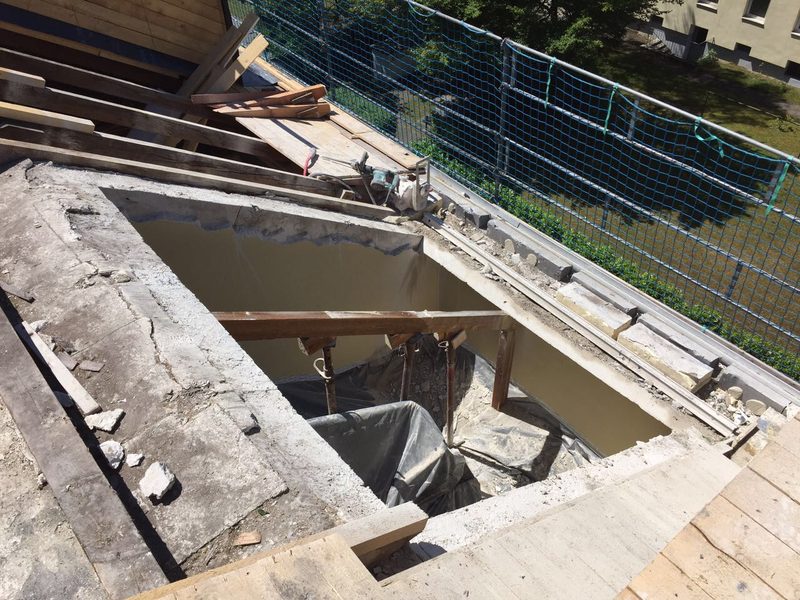 Herausgetrennte Betonplatten auf einer Außenbaustelle