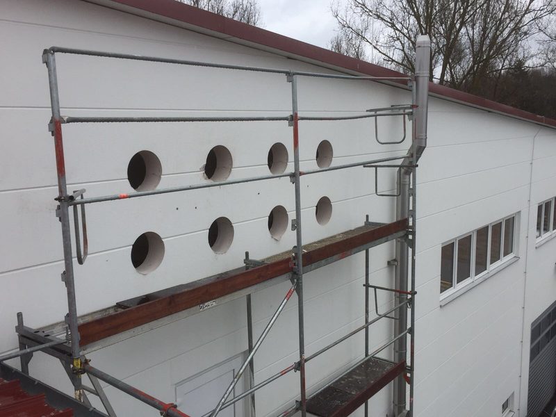 Fassade mit mehreren präzise gesetzten runden Kernbohrungen