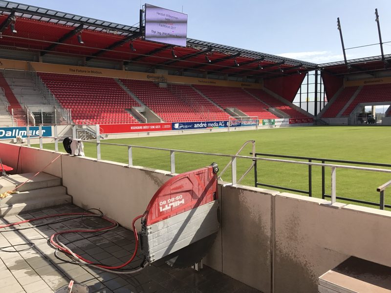 Beton-Trennarbeiten auf den Betonstufen einer Stadiontribüne