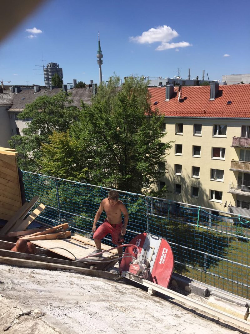 Wandsäge auf Führungsschiene beim Schnitt einer Außenwand